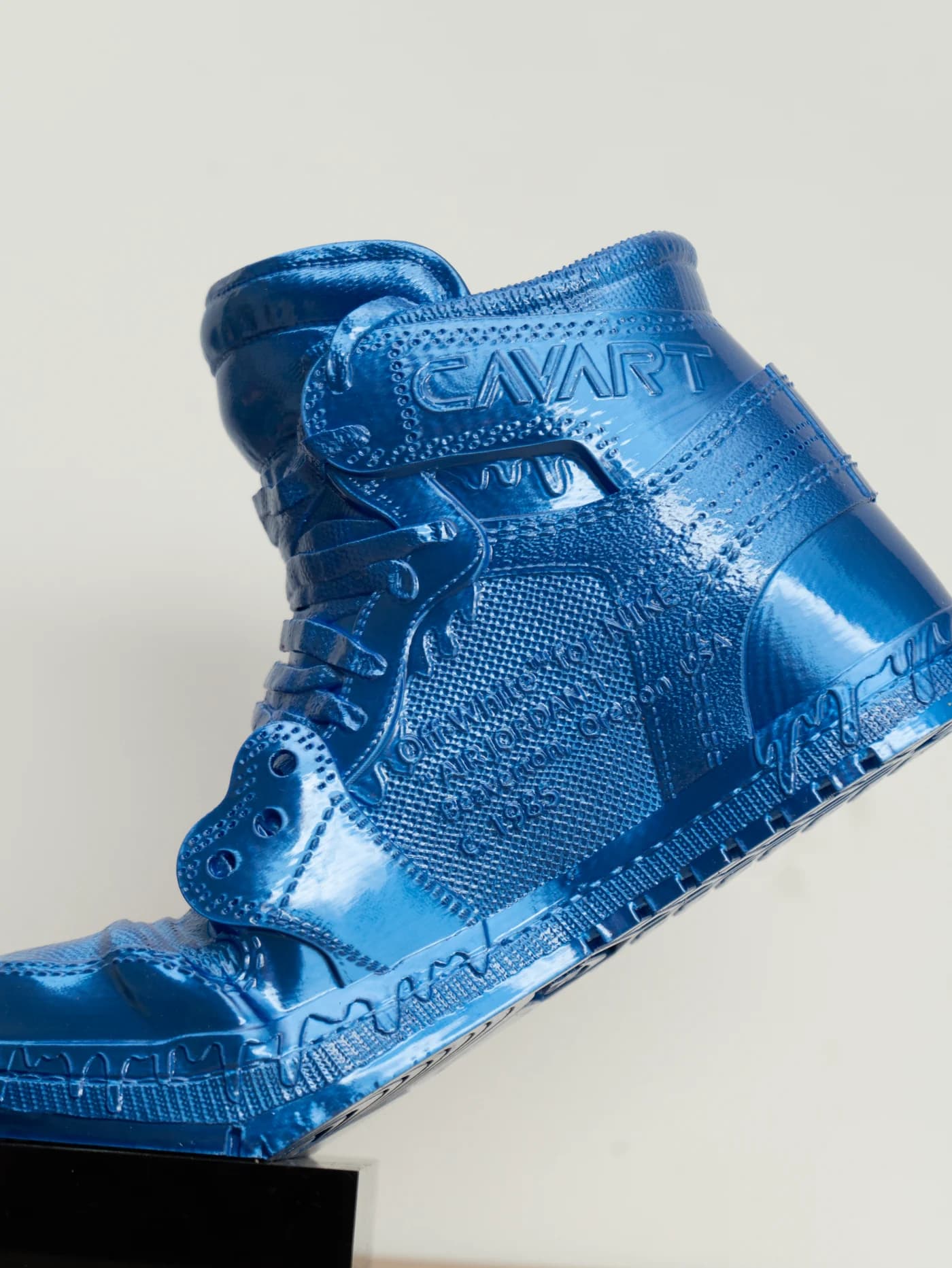 Détail des reliefs, du mot CAVART et des lacets du petit soulier bleu.