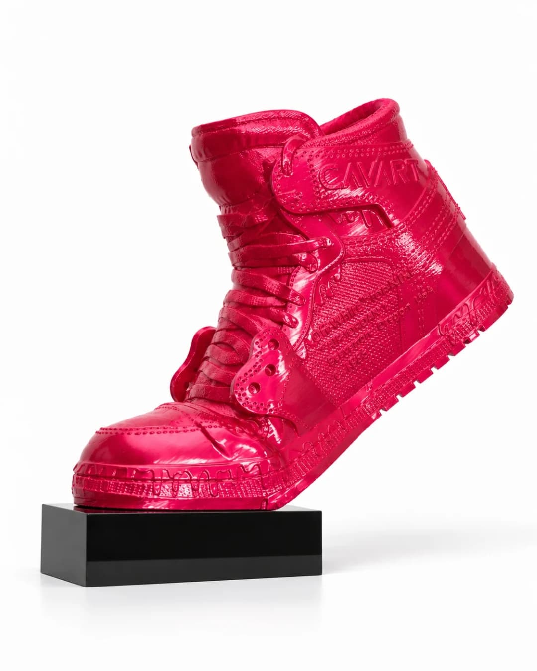 Petit soulier rose CAVART, vu de trois-quarts sur son socle noir.