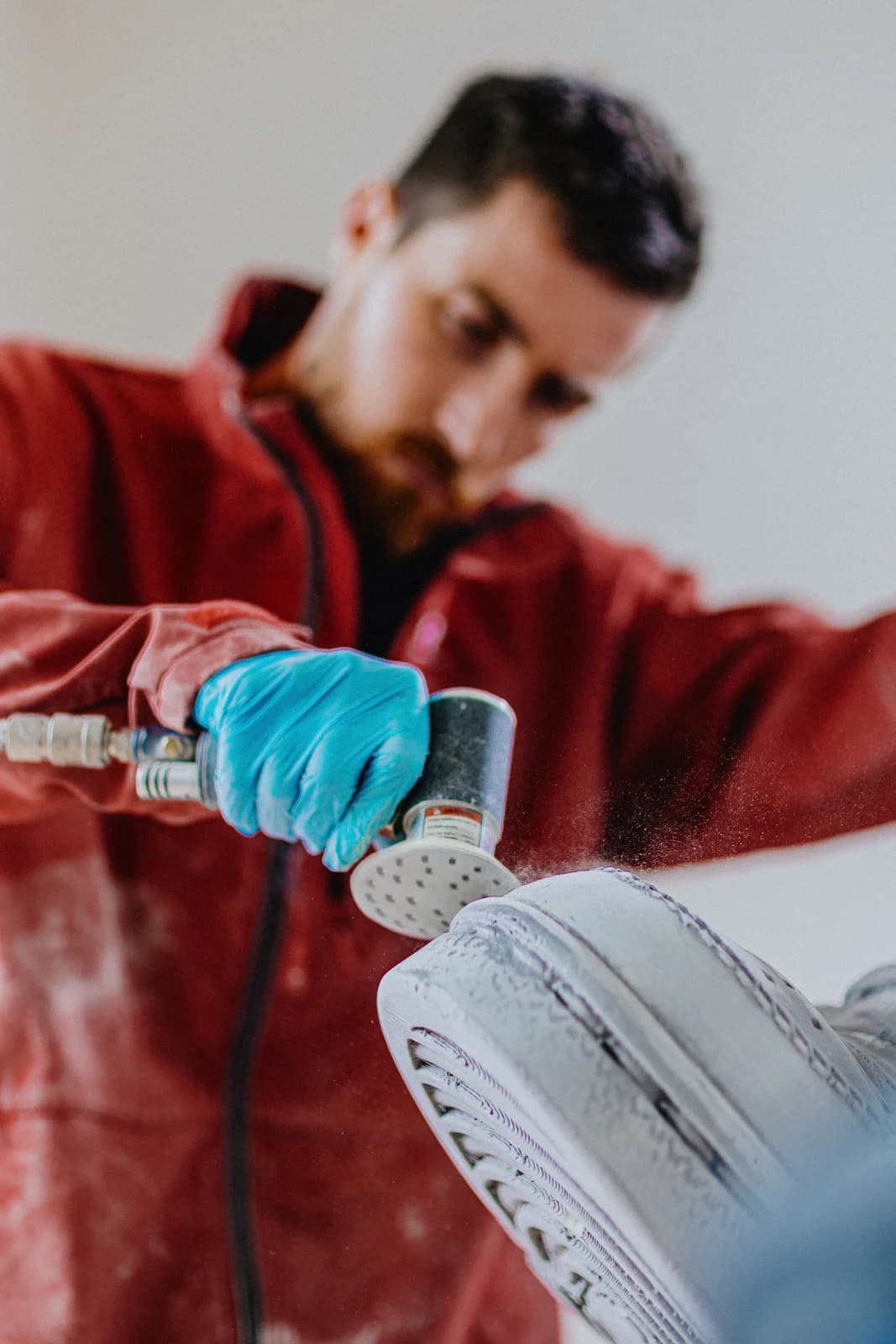 L’artiste au travail sur une sculpture